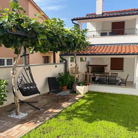 Family Beach Apartments Перой Экстерьер фото