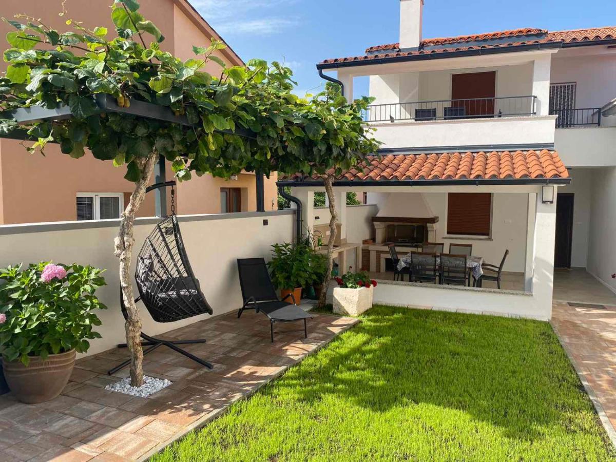 Family Beach Apartments Перой Экстерьер фото