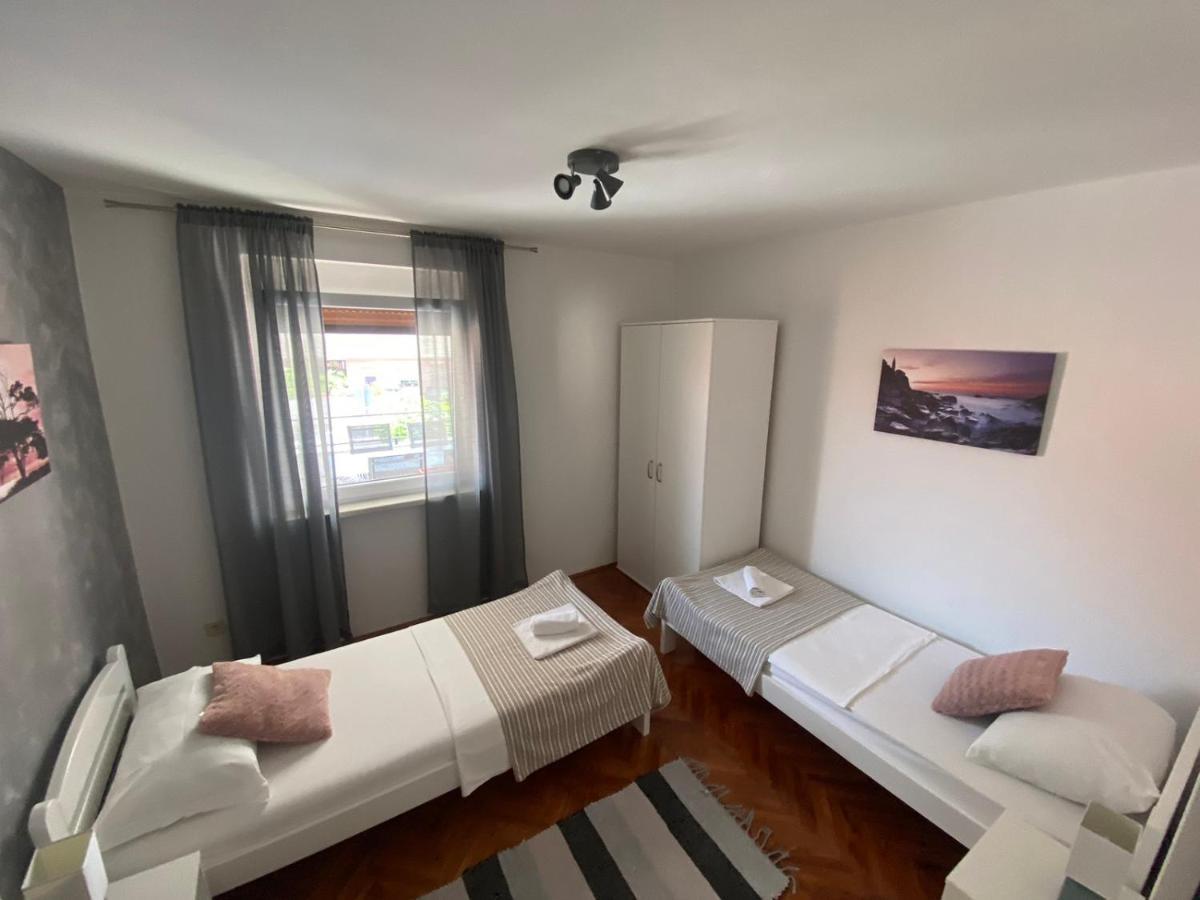 Family Beach Apartments Перой Экстерьер фото