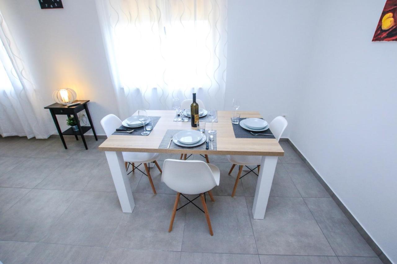 Family Beach Apartments Перой Экстерьер фото