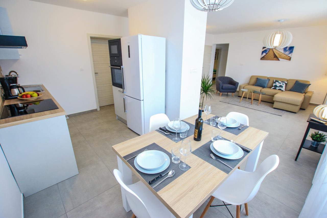 Family Beach Apartments Перой Экстерьер фото