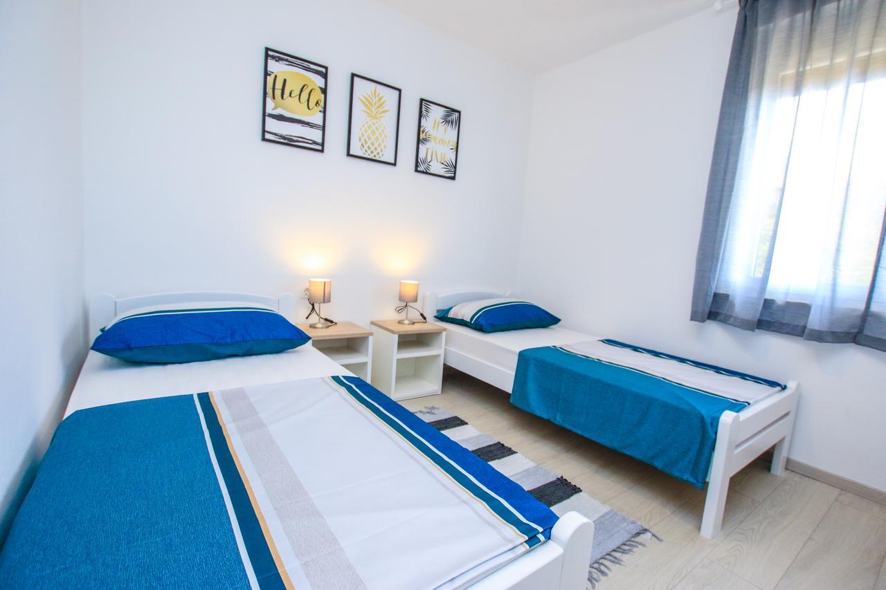 Family Beach Apartments Перой Экстерьер фото