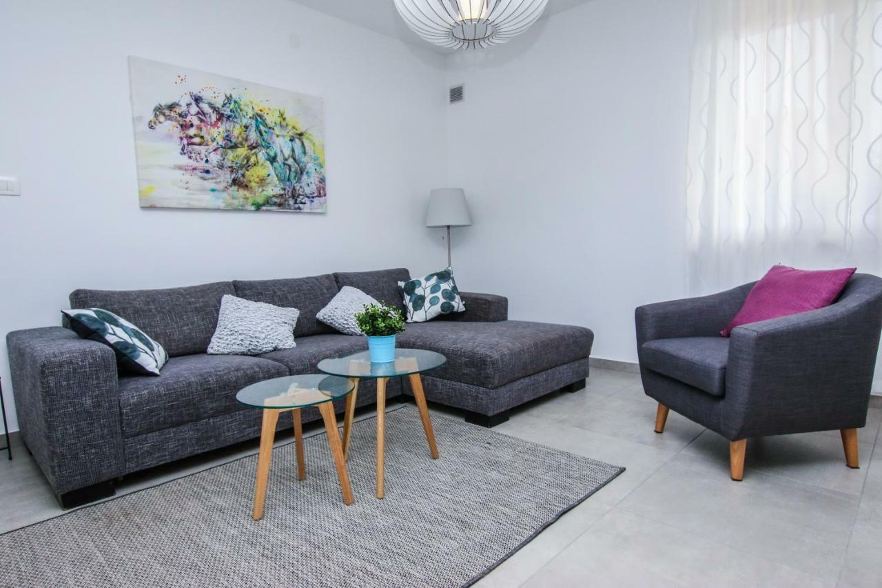 Family Beach Apartments Перой Экстерьер фото