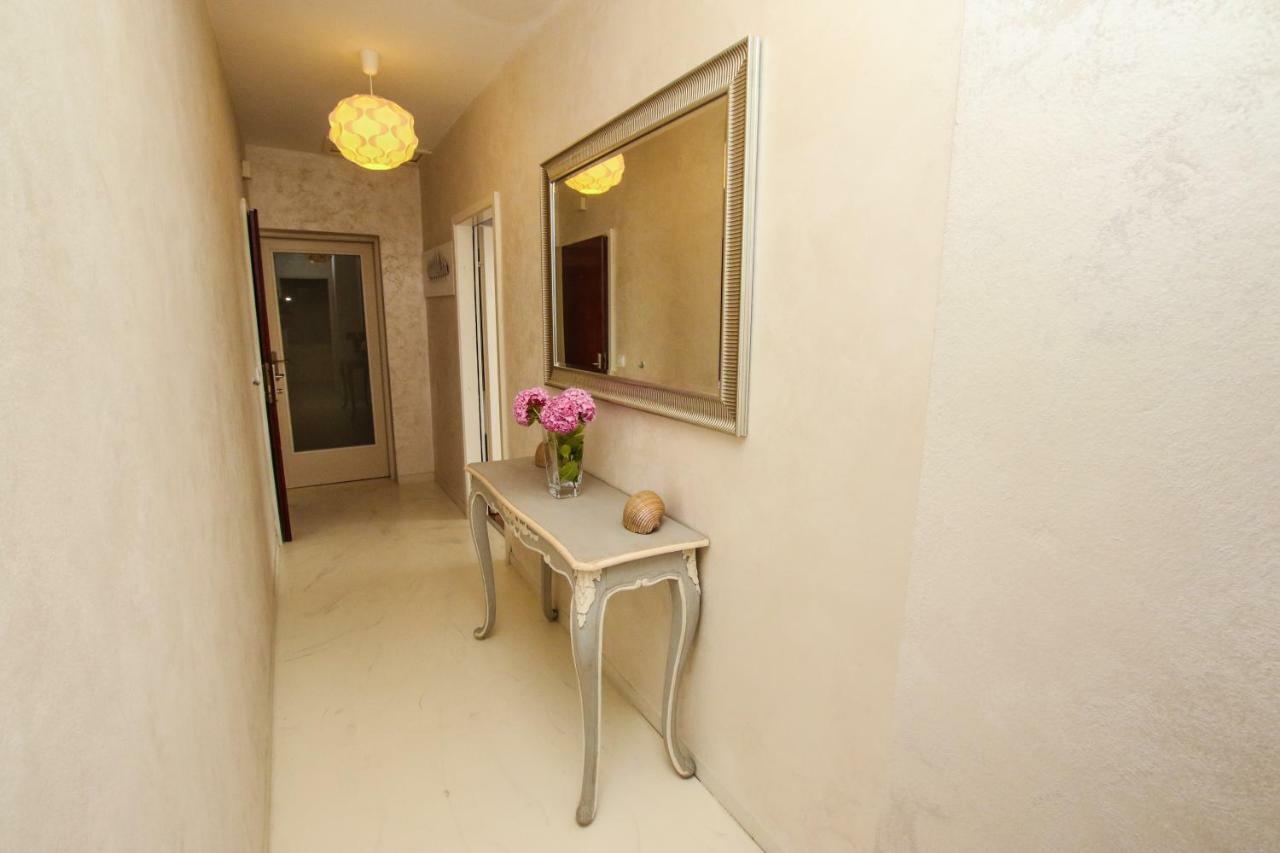 Family Beach Apartments Перой Экстерьер фото
